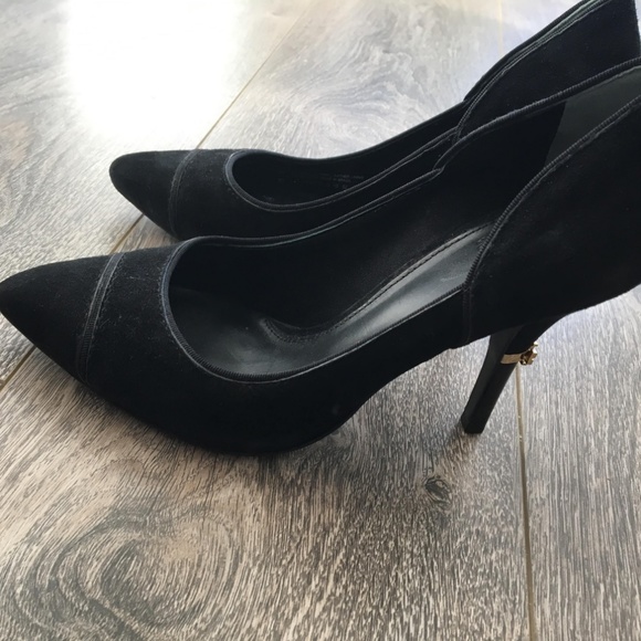 Tory Burch Bernice Suede Pumps - Picture 5 of 9